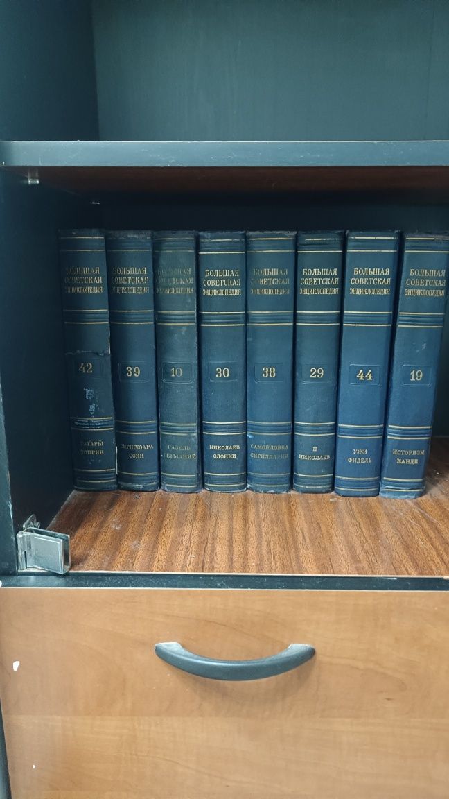 Продам энциклопедию 8 томов