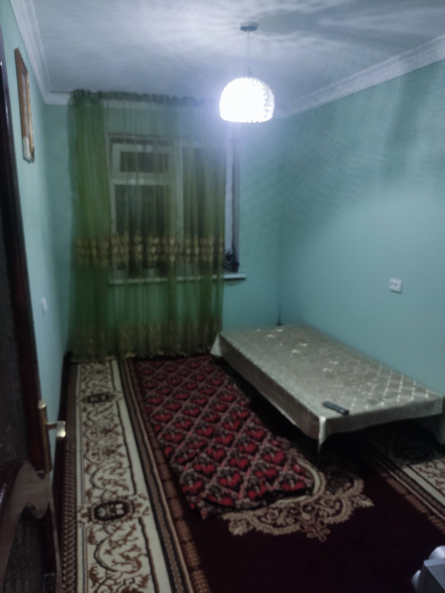 Квартира сотилади 4 хоналик 3 этаж  атлас ёнида