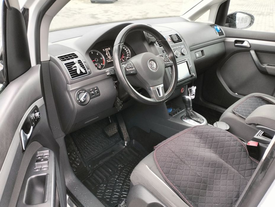 VW Touran 5 locuri 2 litri diesel automat 5 locuri..