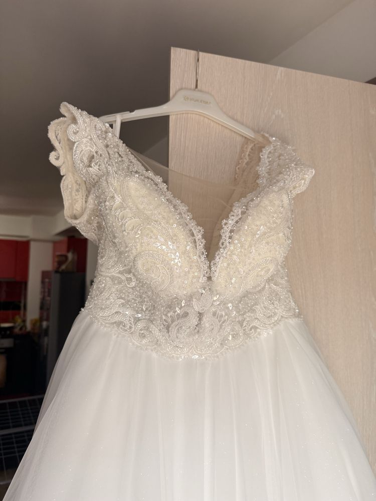 Vand rochie de mireasa noua!