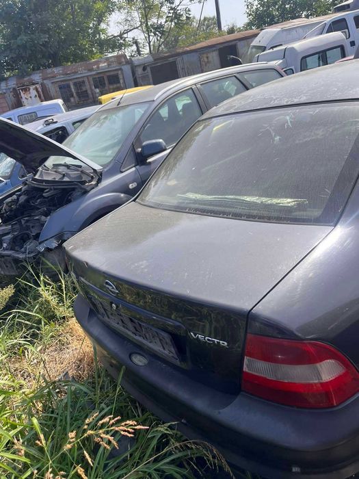 Опел Вектра 1,6 бензин 1997 година на части