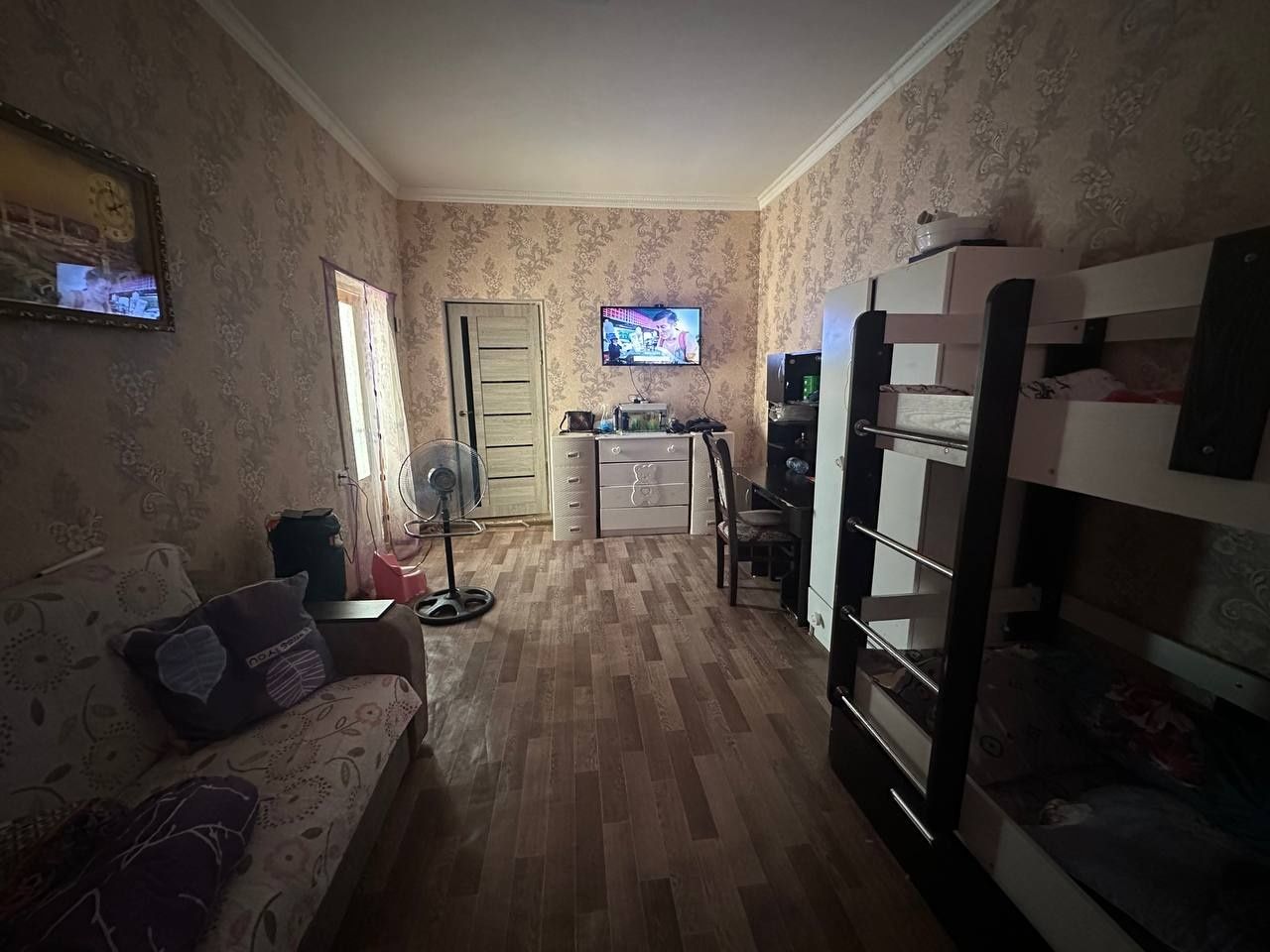 Srochna uy sotiladi 3.5 sotix 2 hona uyi bor