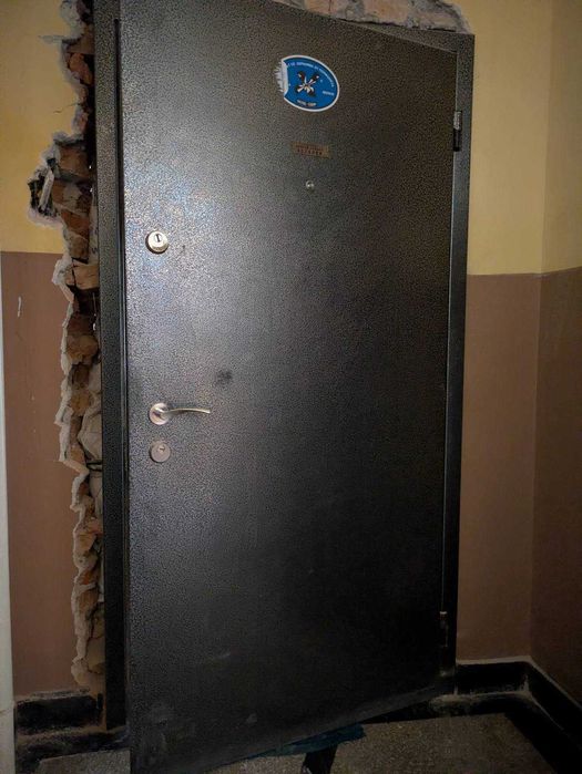 Метална входна врата с каса, основна брава и горно заключване