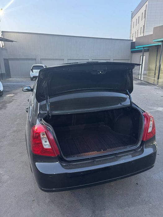 Lasetti 2011yil 3pazitsa qora lyuk bor benzinda yurgan srochna sotilad