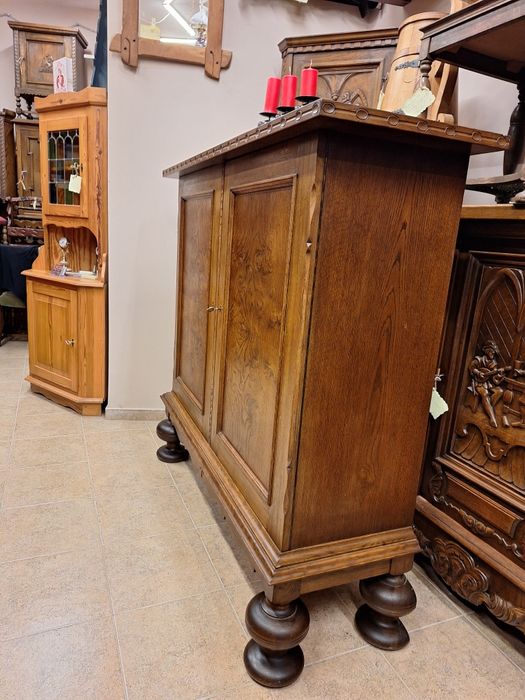 Гардероб, шкаф с богата дърворезба