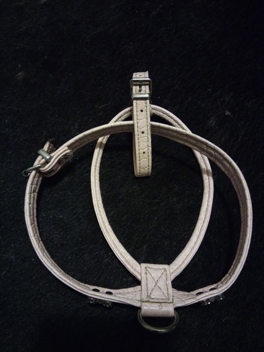 нежен бледорозов нагръдник с камъчета