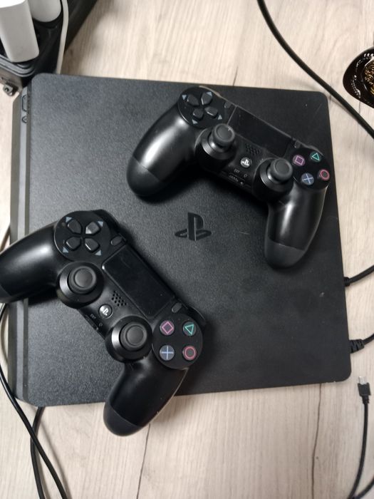 Продам Playstation 4 в хорошем состоянии