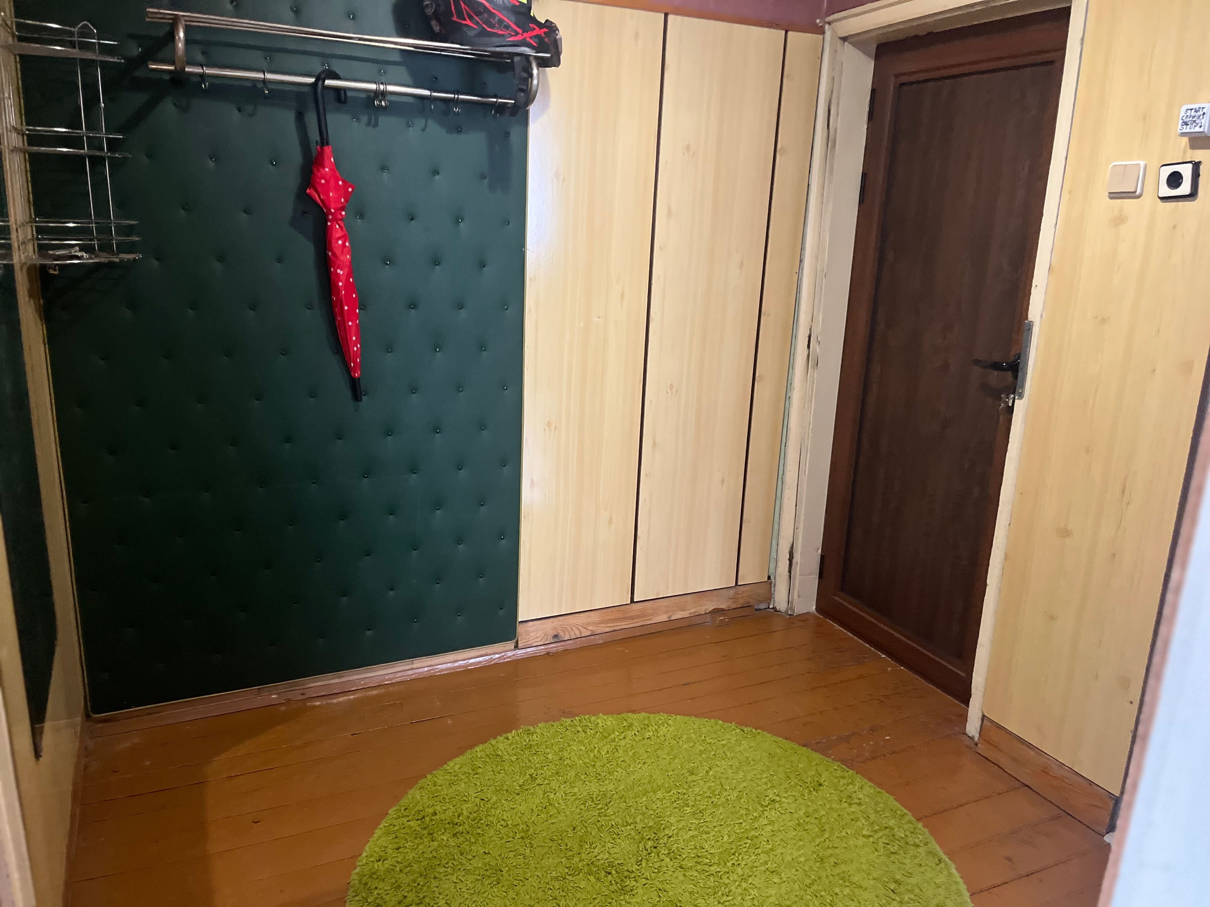 Продавам два етажа(80кв.м.) от три етажна къща с парцел от 226кв.м.