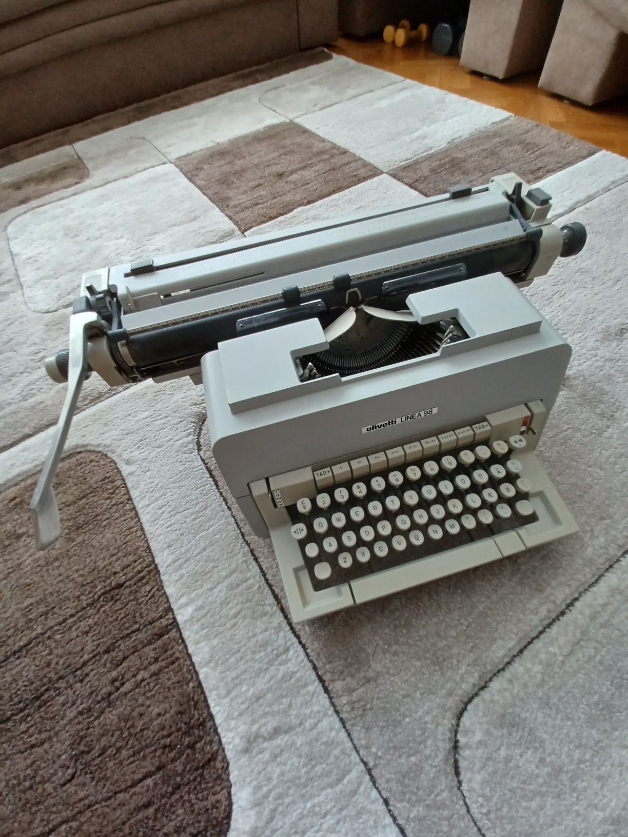Mașină de scris perfect funcțională, marca Olivetti LINEA 98