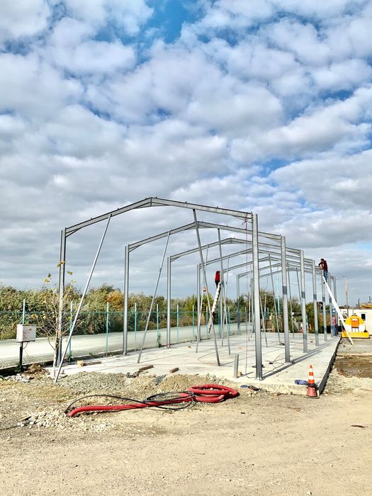 Structură metalică 27×8×6 m cu etaj birou – super preț, doar structura