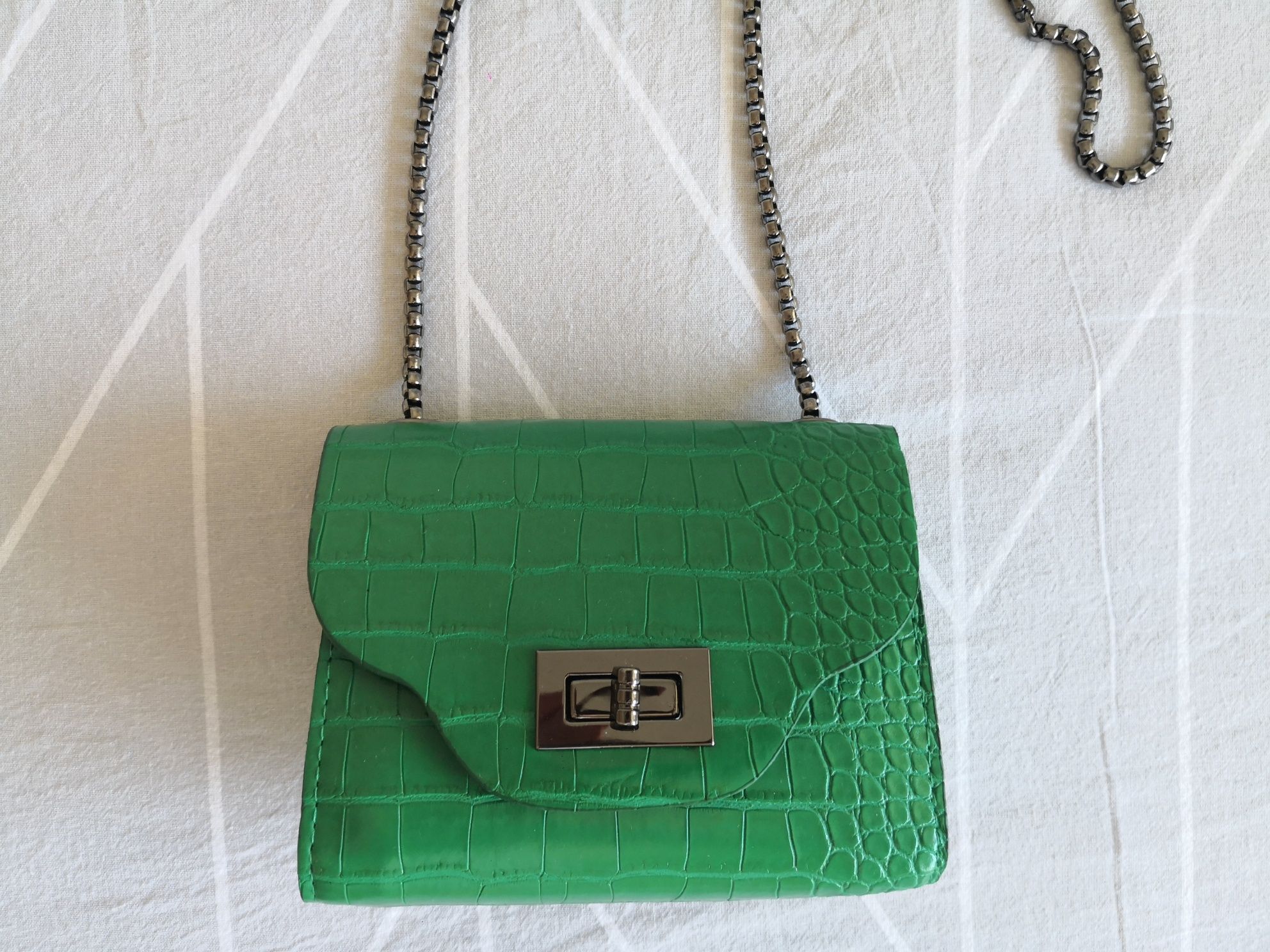 Малка зелена чантичка