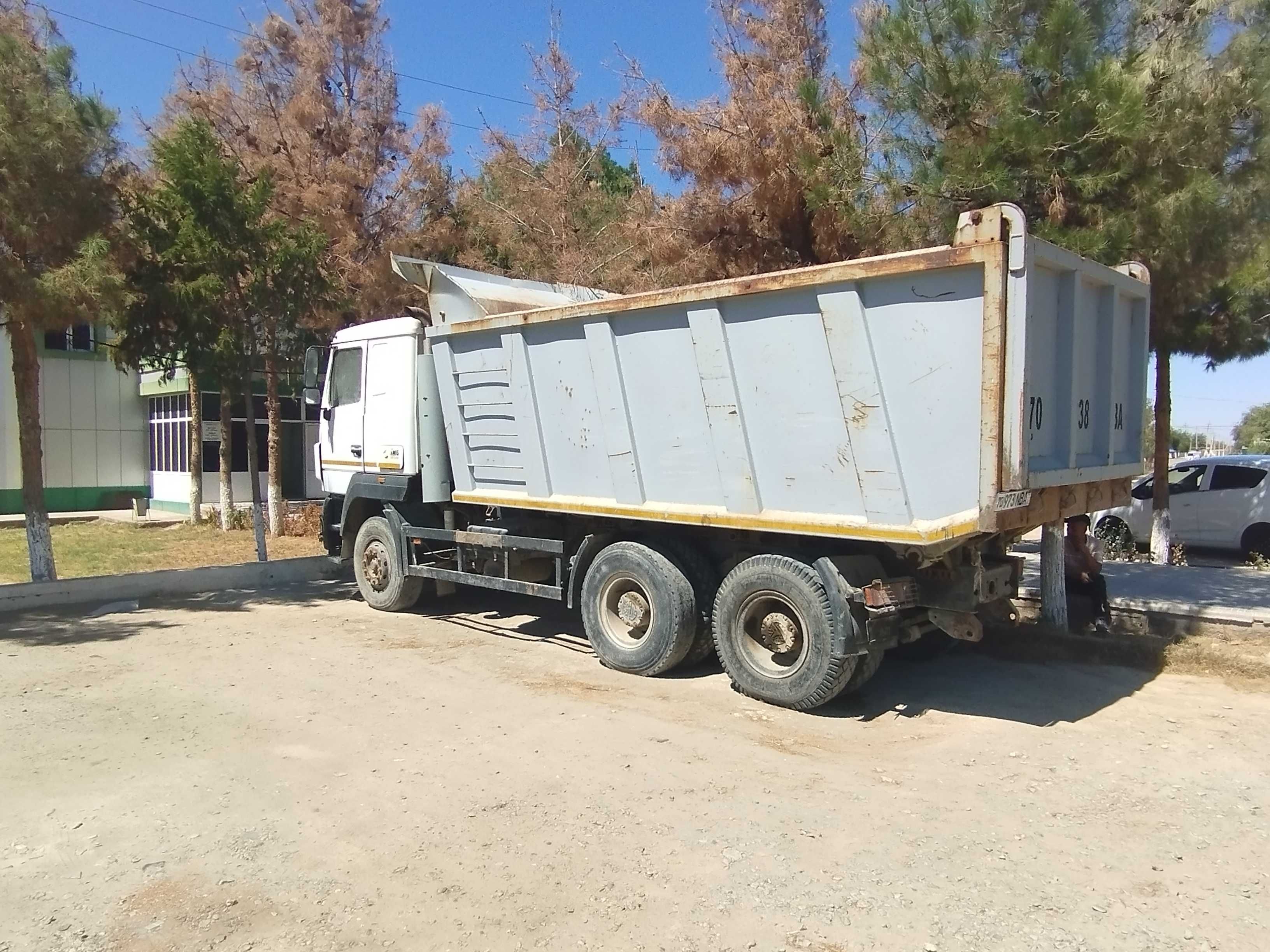 MAZ rusumli yuk mashinasi bolib tolash sharti bilan sotiladi