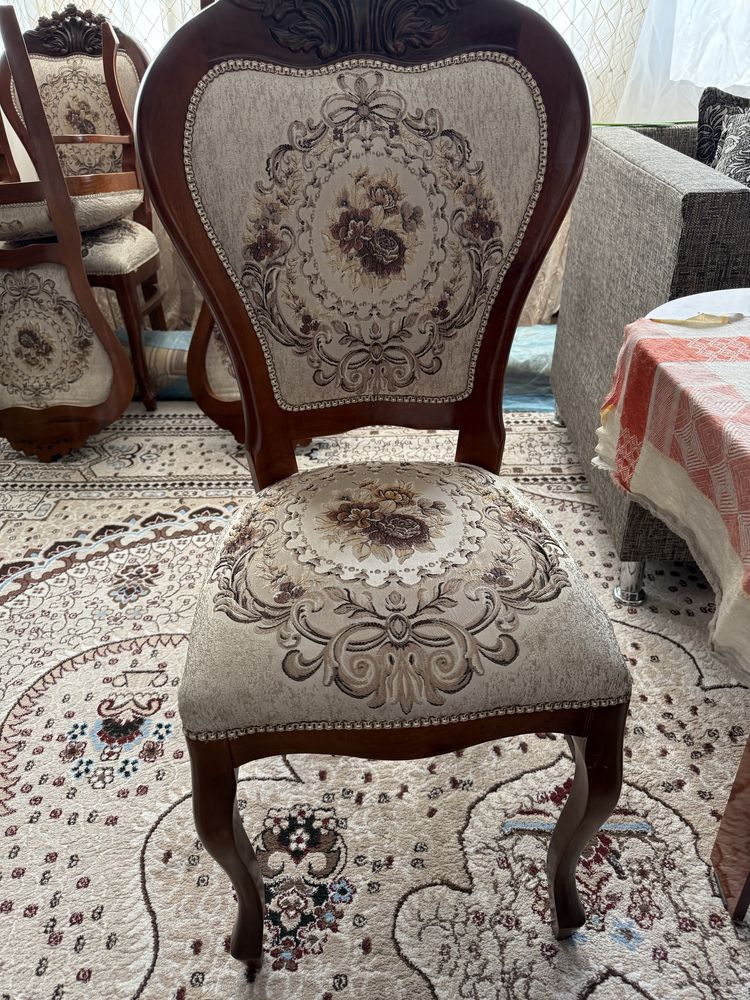 Стулья из ореха.