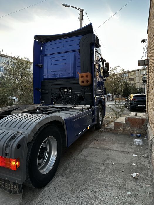 Тягач Актрос 2011 год в хорошом состаяние