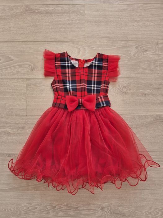 Много запазени Коледни рокли за момиче (98, 104 и 110 размер)