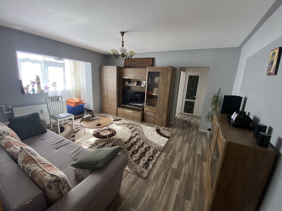 De vanzare apartament 2 camere, etaj 3, zona Piata mica