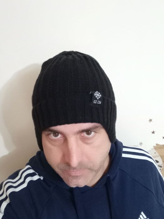 Fes care acoperă urechile pe negru