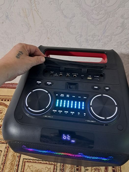 Продаю калонку новый микрофон 2 штуки звук громкий чистый чёткий пульт