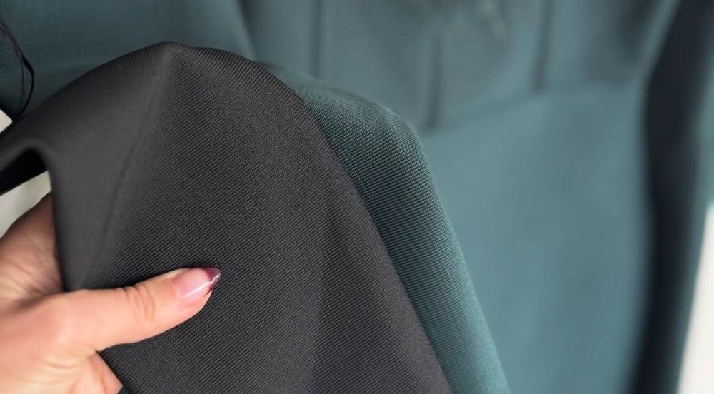 НОВА Черна бандажна рокля с пера