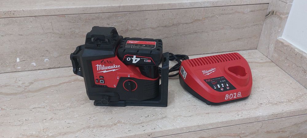 Laser Milwaukee M12  3PL 2025