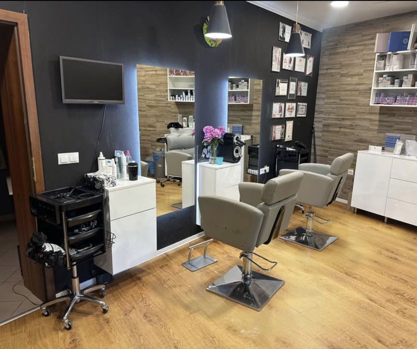 Închiriez post de lucru într-un salon de coafură