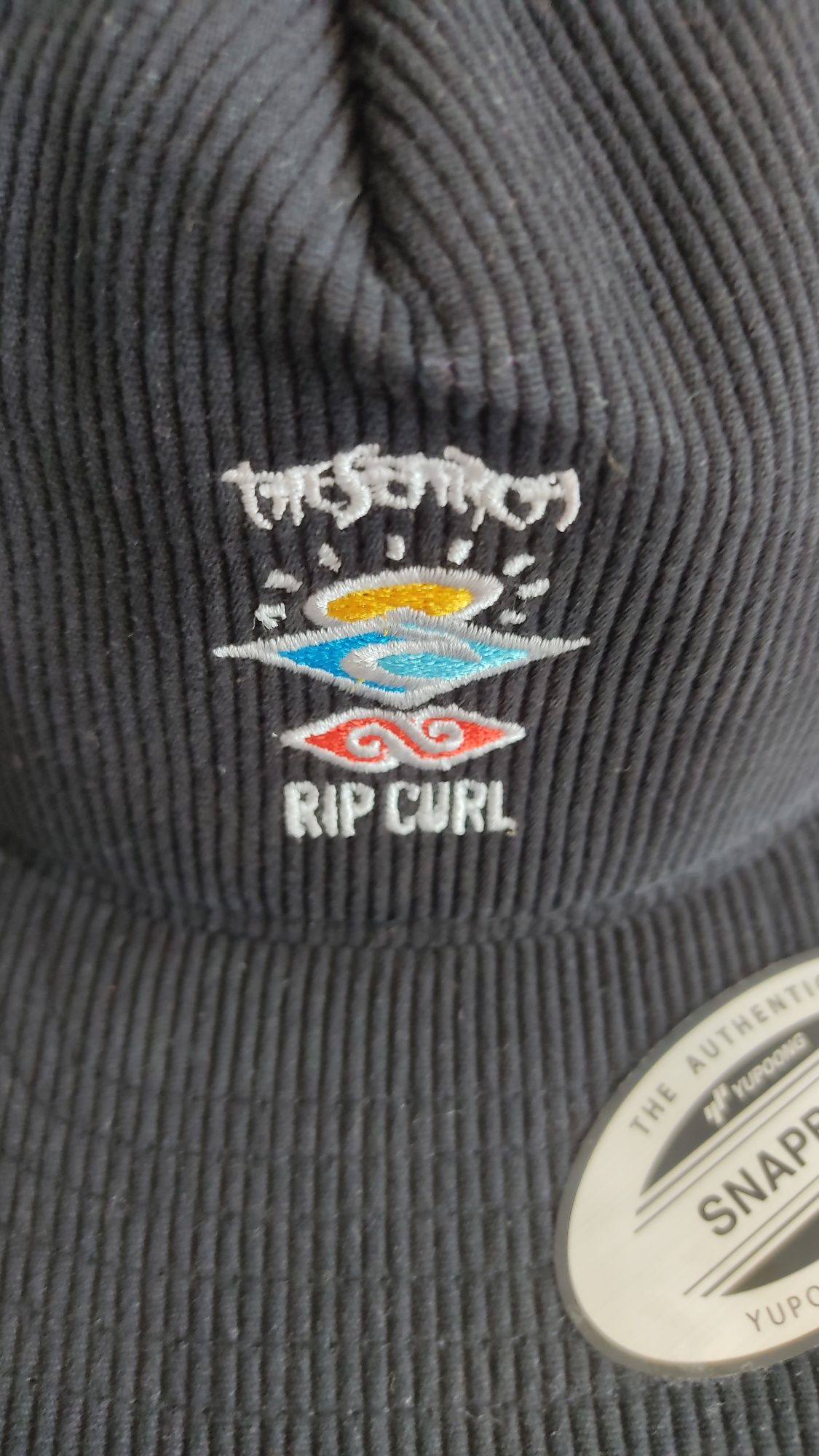 Продавам кадифена,скейт  шапка,тип тръкър  Rip Curl