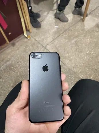 Продаю IPhone 7