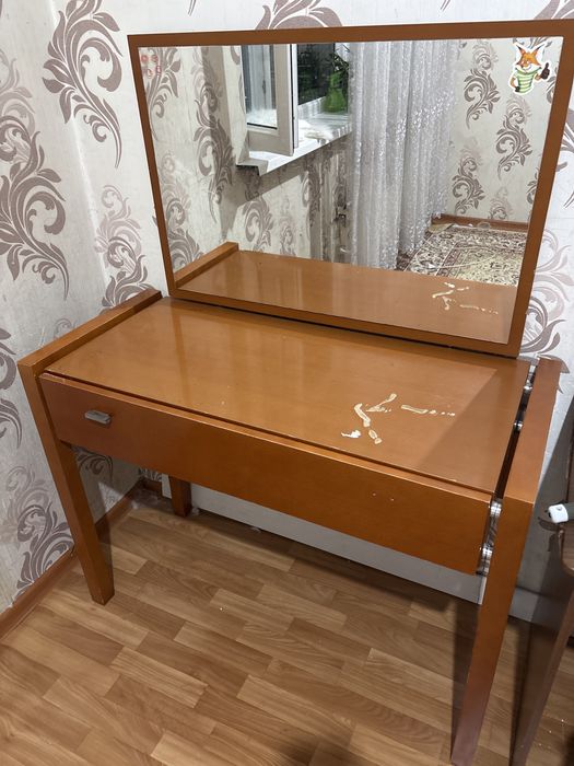 Продам туалетный столик.