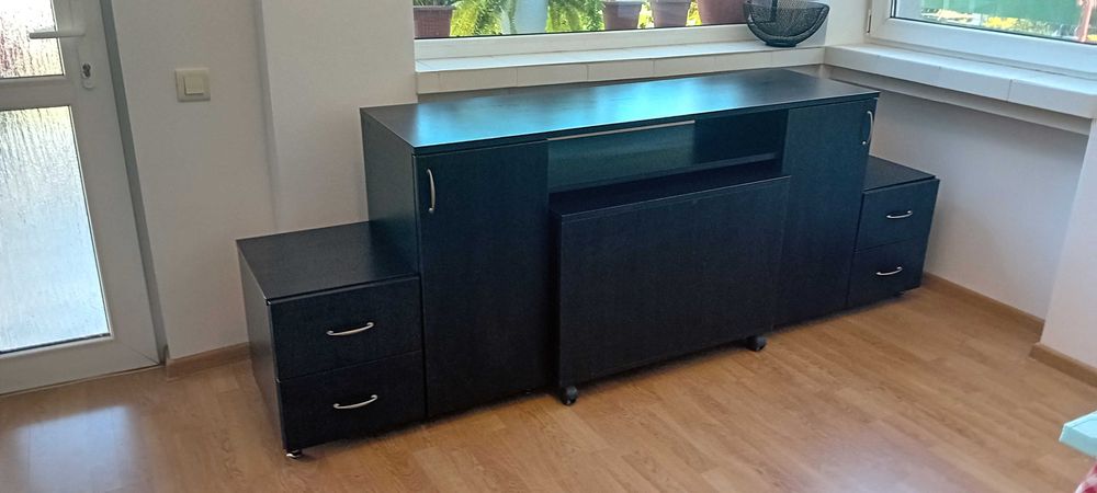 Comoda pentru TV cu sertare si masuta pe roti