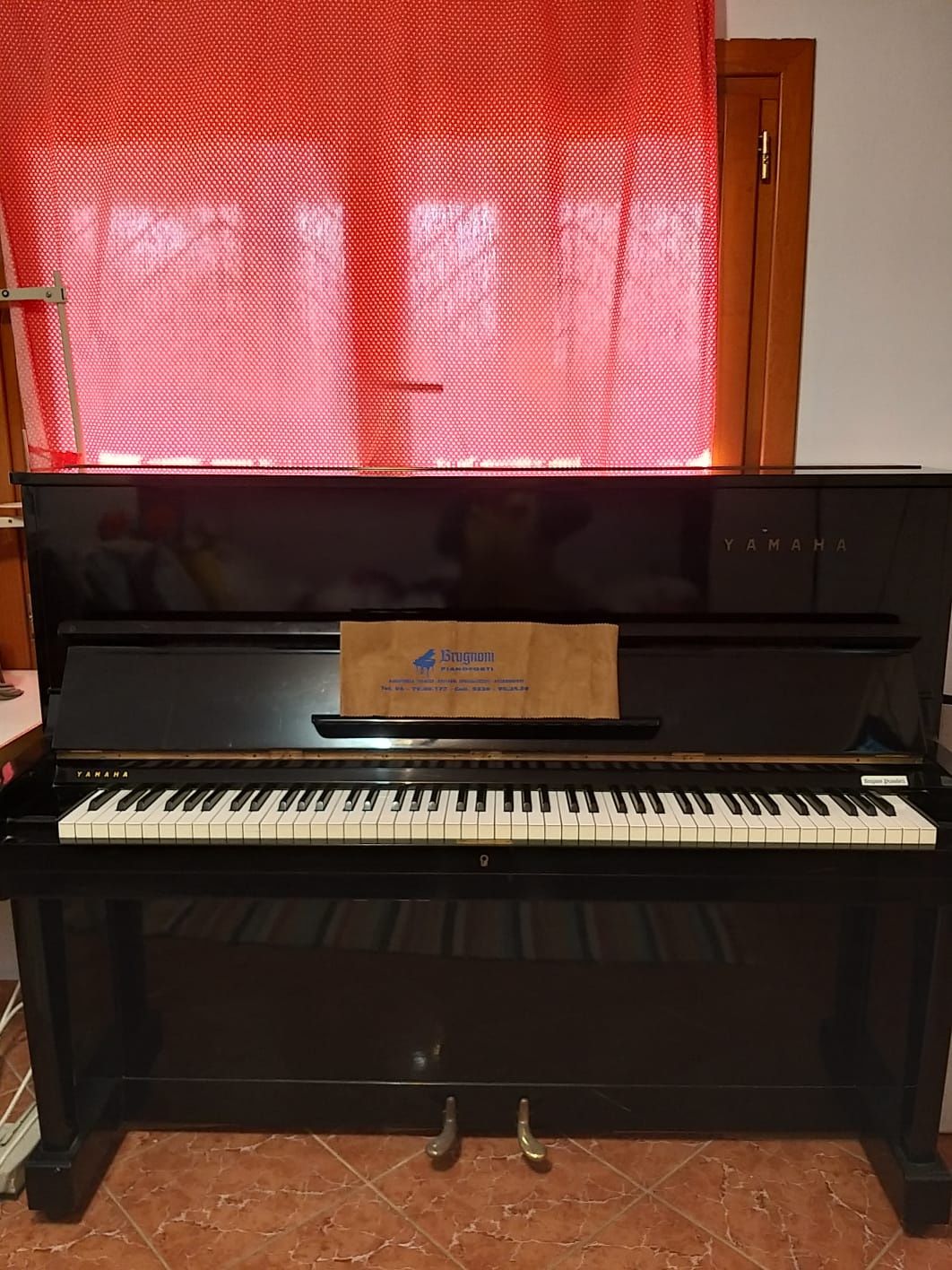 Vând pian Yamaha  nippon gakki u1