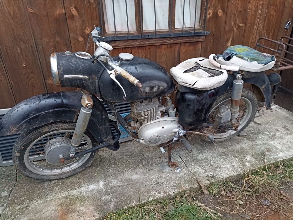 Motocicleta MZ 175 completa  fără acte motorul se învârte nu este bloc