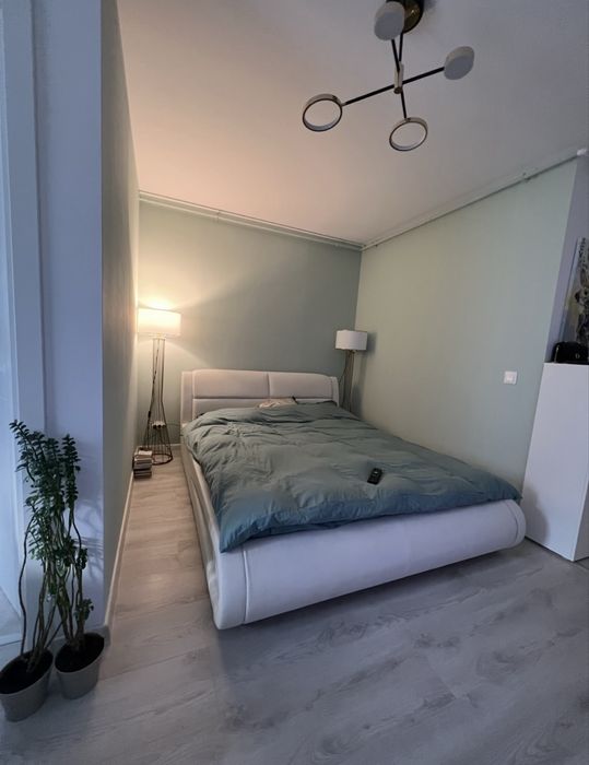 Pat matrimonial modern , tapitat cu piele ecologica , alb-crem +saltea