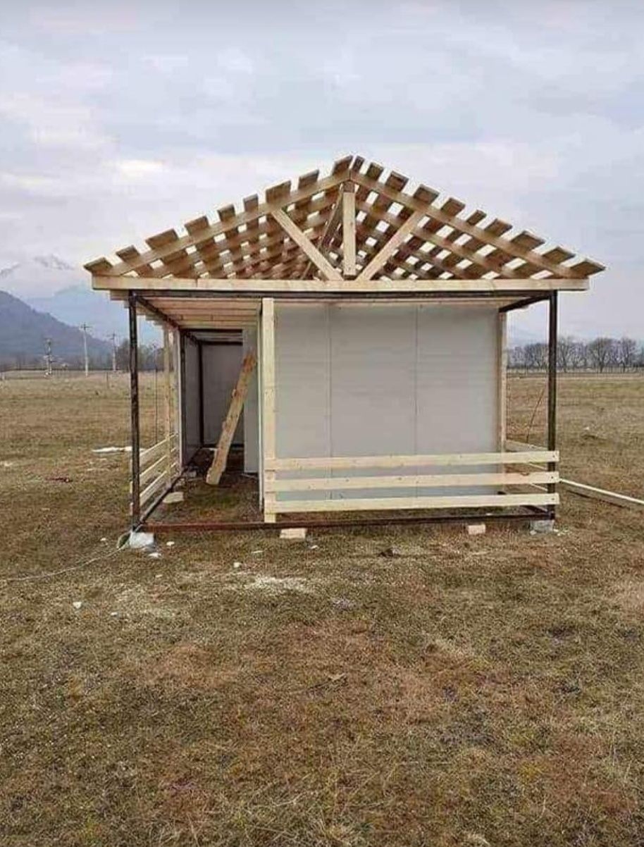 Case locuibile pe structura metalica și panou sendwich