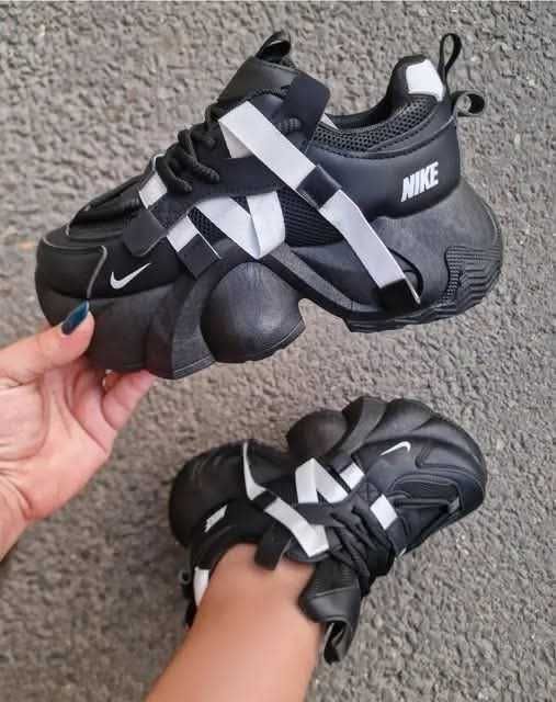 Дамски апрески с пух и връзки