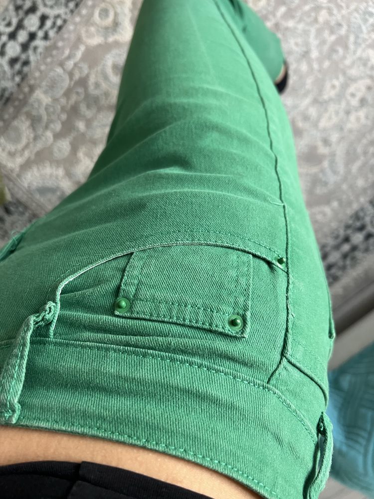 Джинсы зеленого цвета