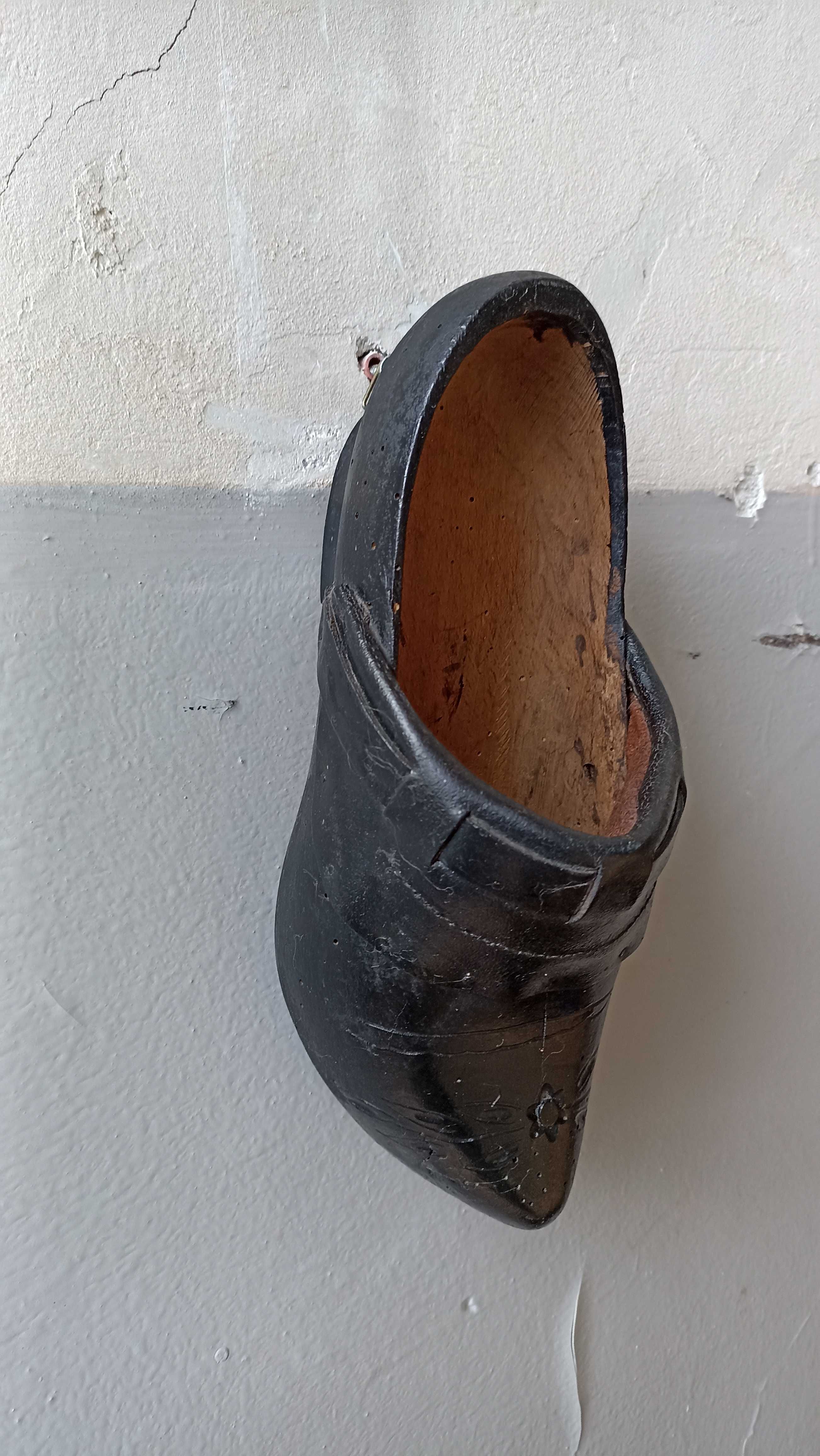 Стара дървена обувка