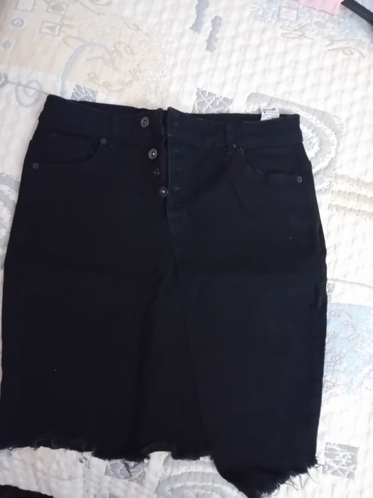 Стилна черна пола.