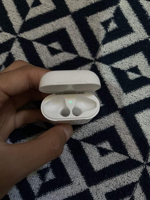 Продам оригинал кейс от Airpods 2