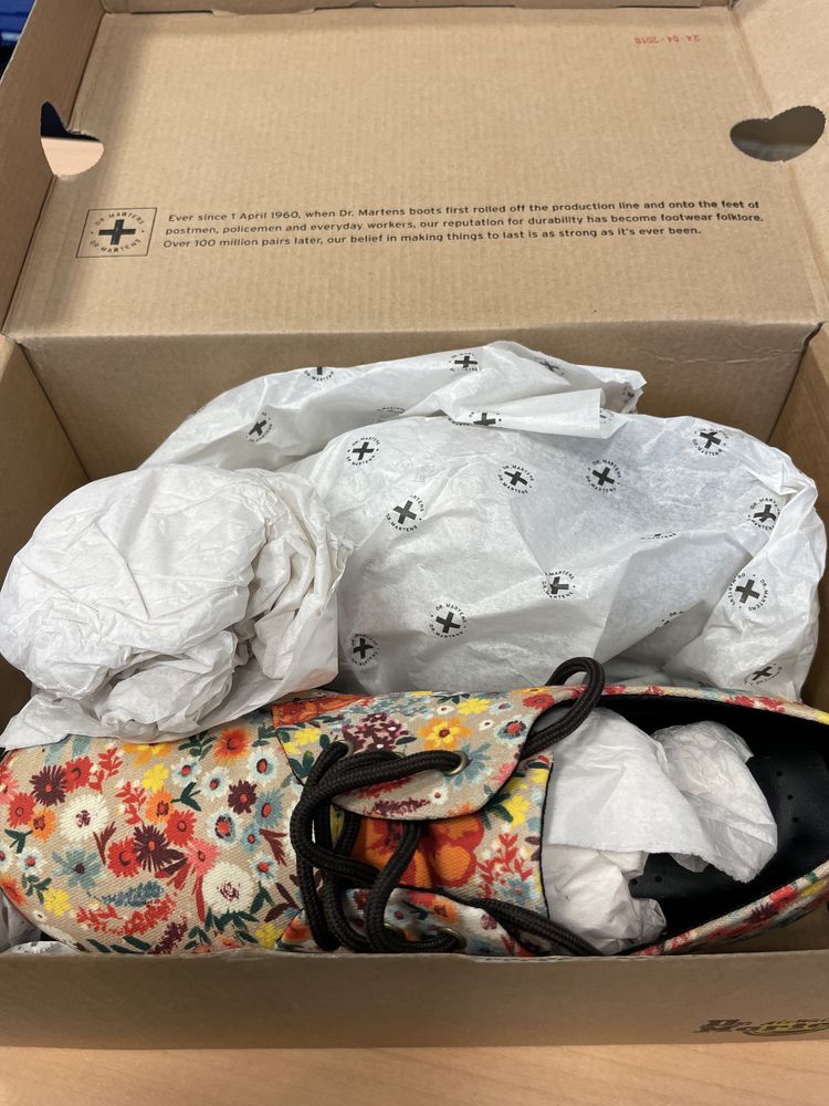 Pantofi Dr Martens noi