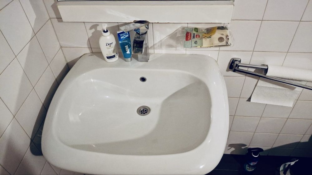 Керамична голяма бяла мивка със смесител и сифон и огледало за баня