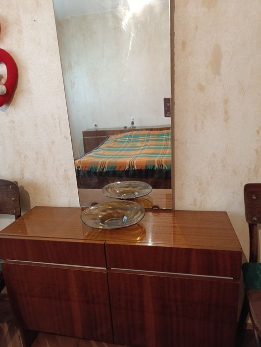 Спалня, нощни шкафчета, тоалетка с огледало