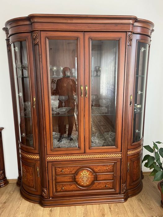 Витраж,комод для посуды,зеркало