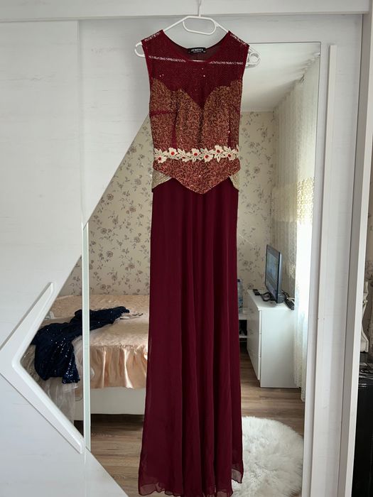 Vând rochie cu model deosebit