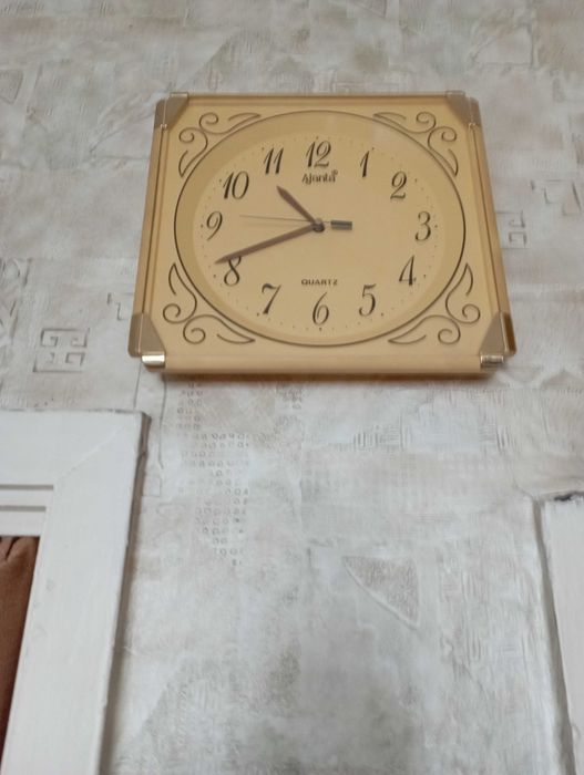 Стенен кварцов часовник Ajenta