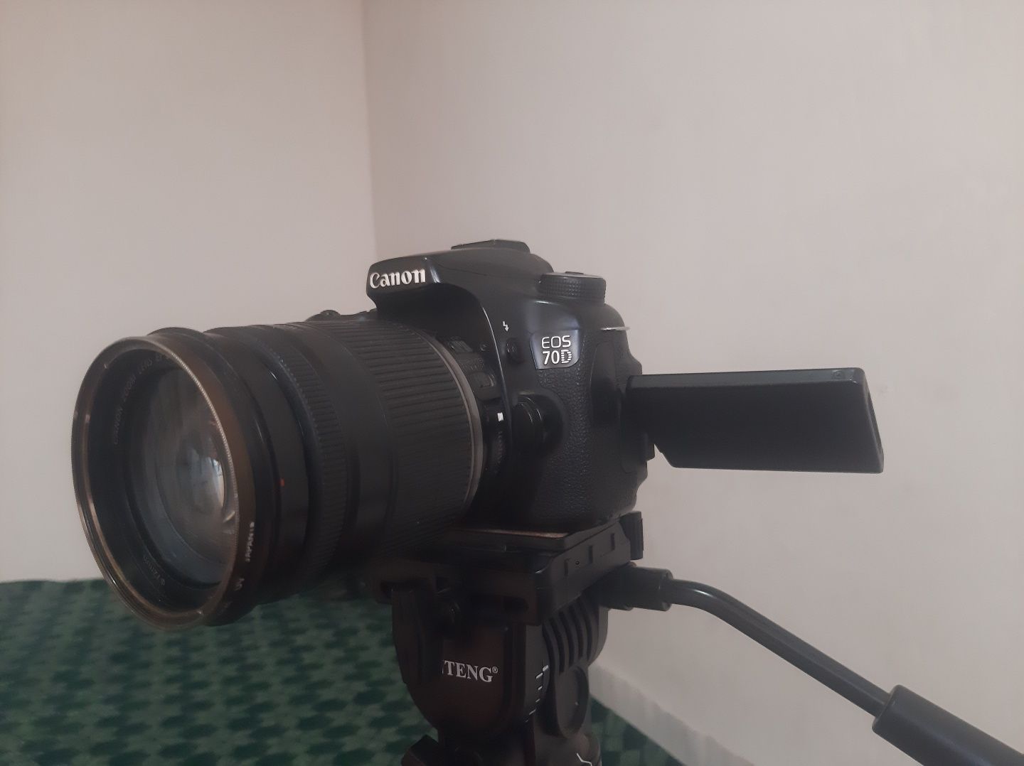 Canon 70d fotoapatat ishlashi yaxshi batareya zaryadnik rimeni bor
