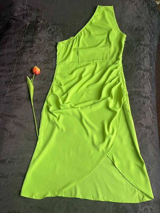 Елегантна миди рокля с едно рамо