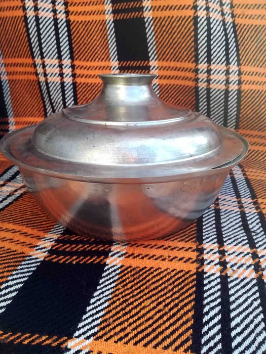 Ръчно изработени медна купа и капак