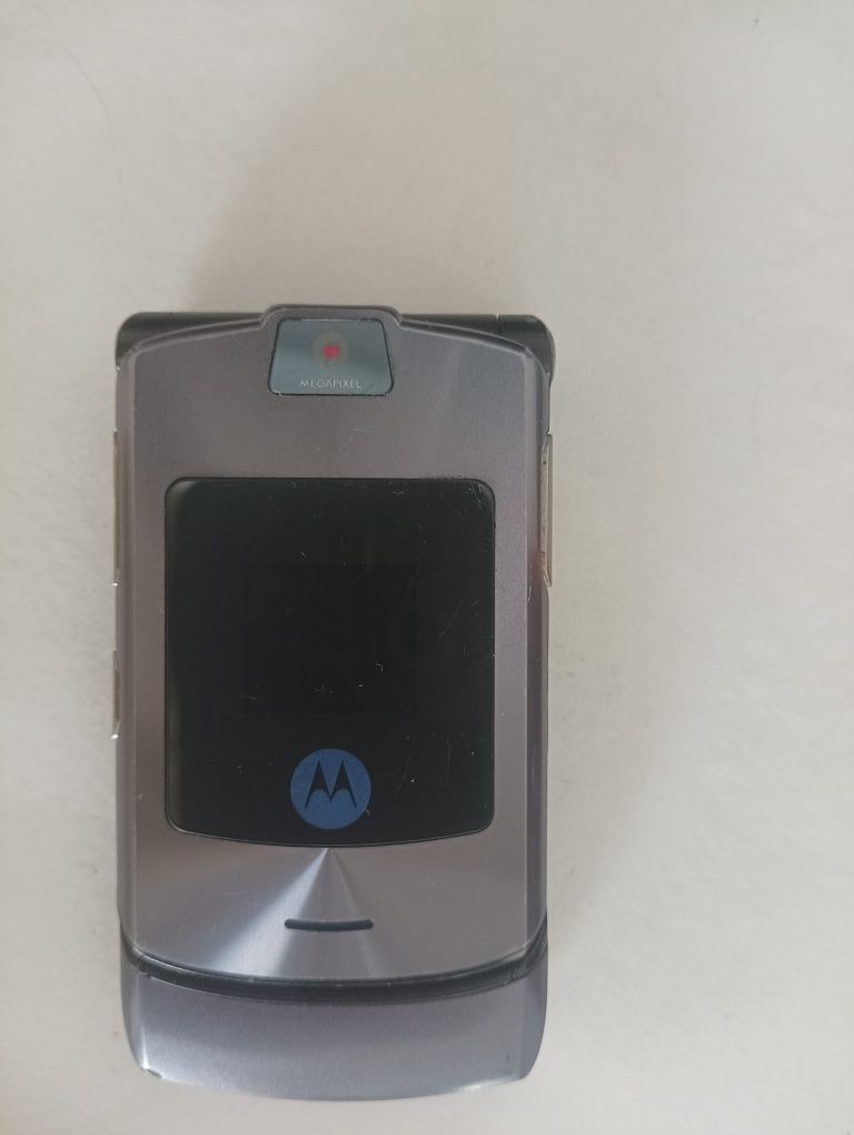 Motorola V3 i Rezir sotiladi xolati ideal hammayogi radnoy aparat
