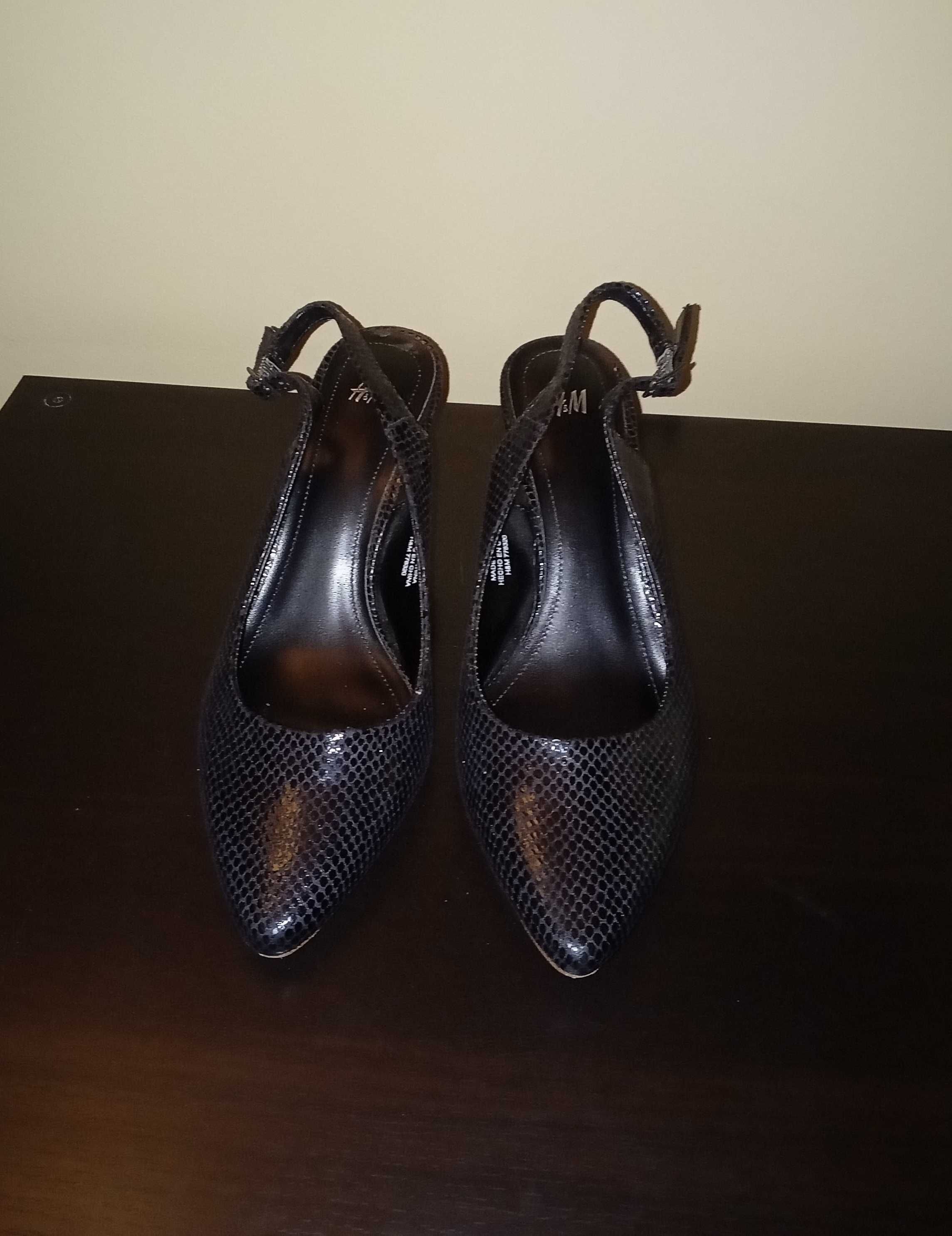 Елегантни черни обувки с тънък ток