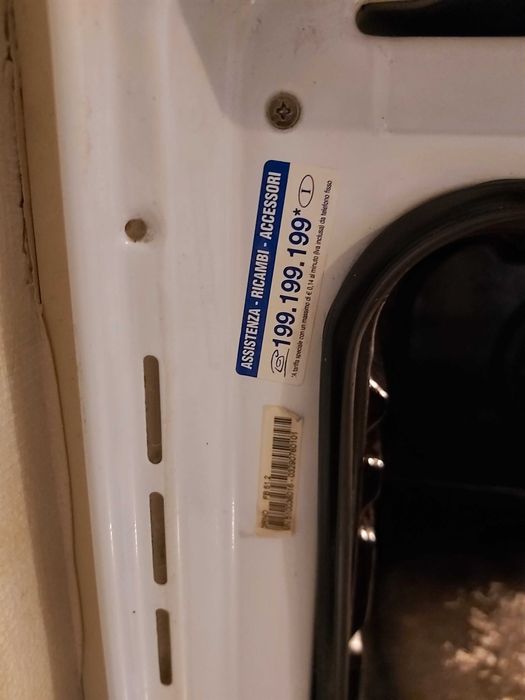 Продавам СПЕШНО фурна за вграждане Ariston